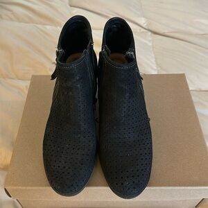 Earth suede leather black bootie 2” heel flexible sole great condition 6.5
